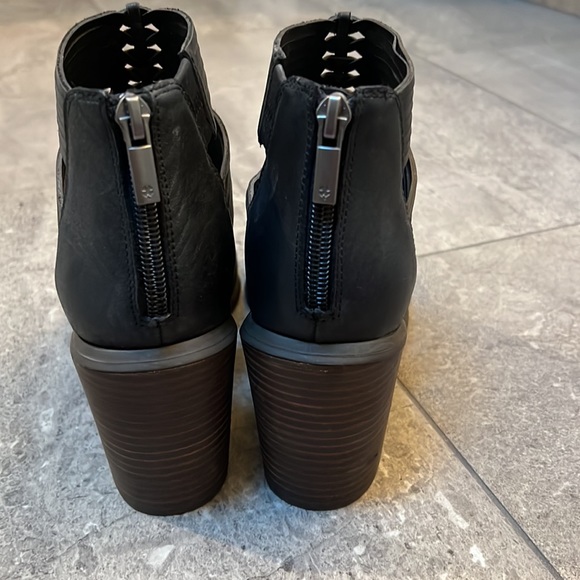 Lucky Brand Darvie Block Heel Sandals - Picture 4 of 11